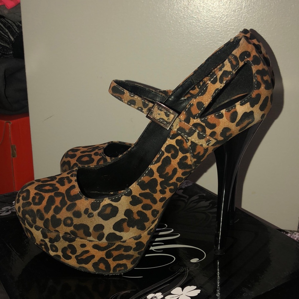 Cheetah Print Round Toe Platform Pumps